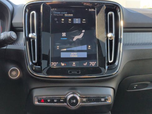 Used 2020 Volvo XC40 T4 R-Design image 28