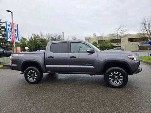 Used 2021 Toyota Tacoma TRD Off-Road w/ Technology Package image 4