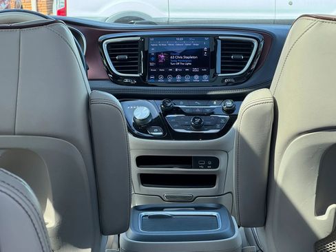 Used 2020 Chrysler Pacifica Limited FWD image 44