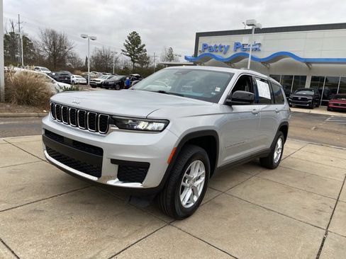 Used 2023 Jeep Grand Cherokee L Laredo image 4