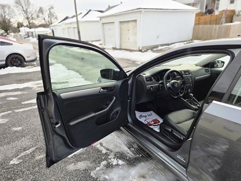 Used 2017 Volkswagen Jetta SE image 13