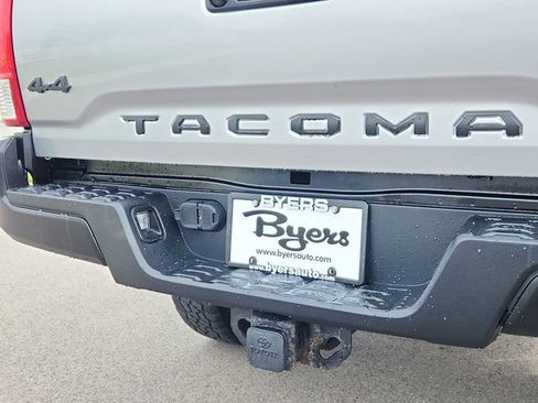 Used 2016 Toyota Tacoma SR5 w/ SR5 Appearance Package (SN) AWD/4WD image 30