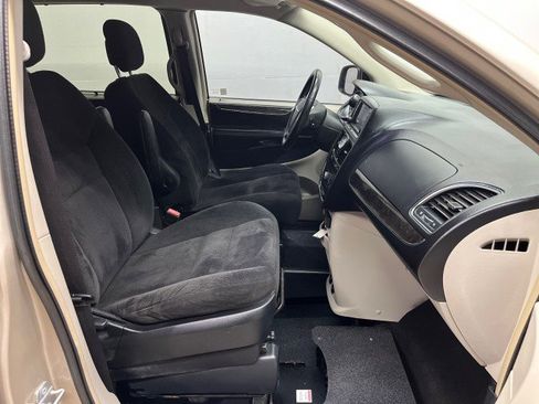 Used 2014 Chrysler Town & Country Touring image 20