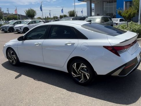 Used 2025 Hyundai Elantra Sport FWD image 5