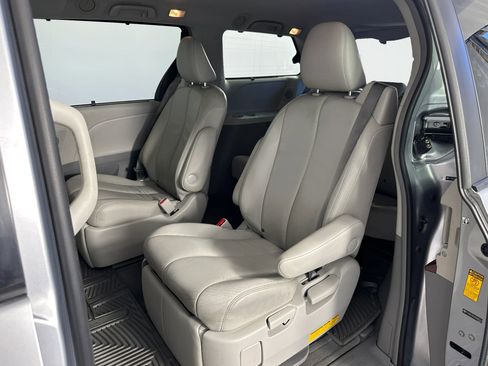 Used 2013 Toyota Sienna XLE w/ Premium Pkg AWD/4WD image 37