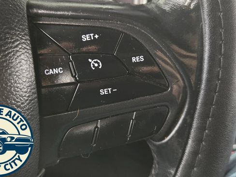 Used 2018 Dodge Charger SXT RWD image 19