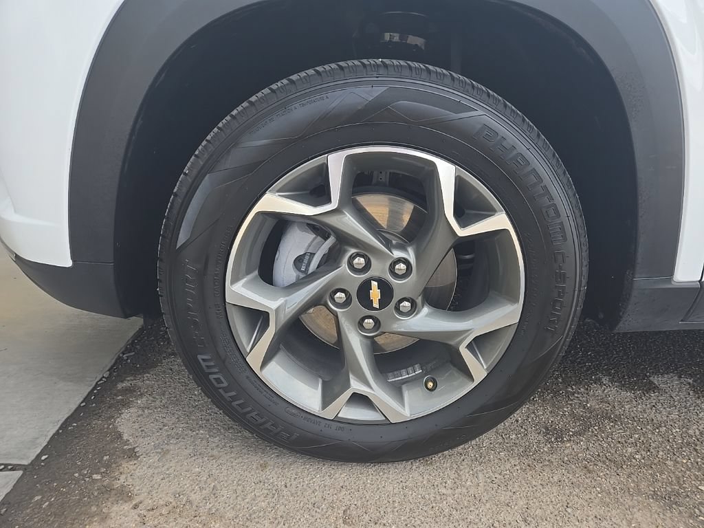 Certified 2025 Chevrolet Trax LT FWD image 10