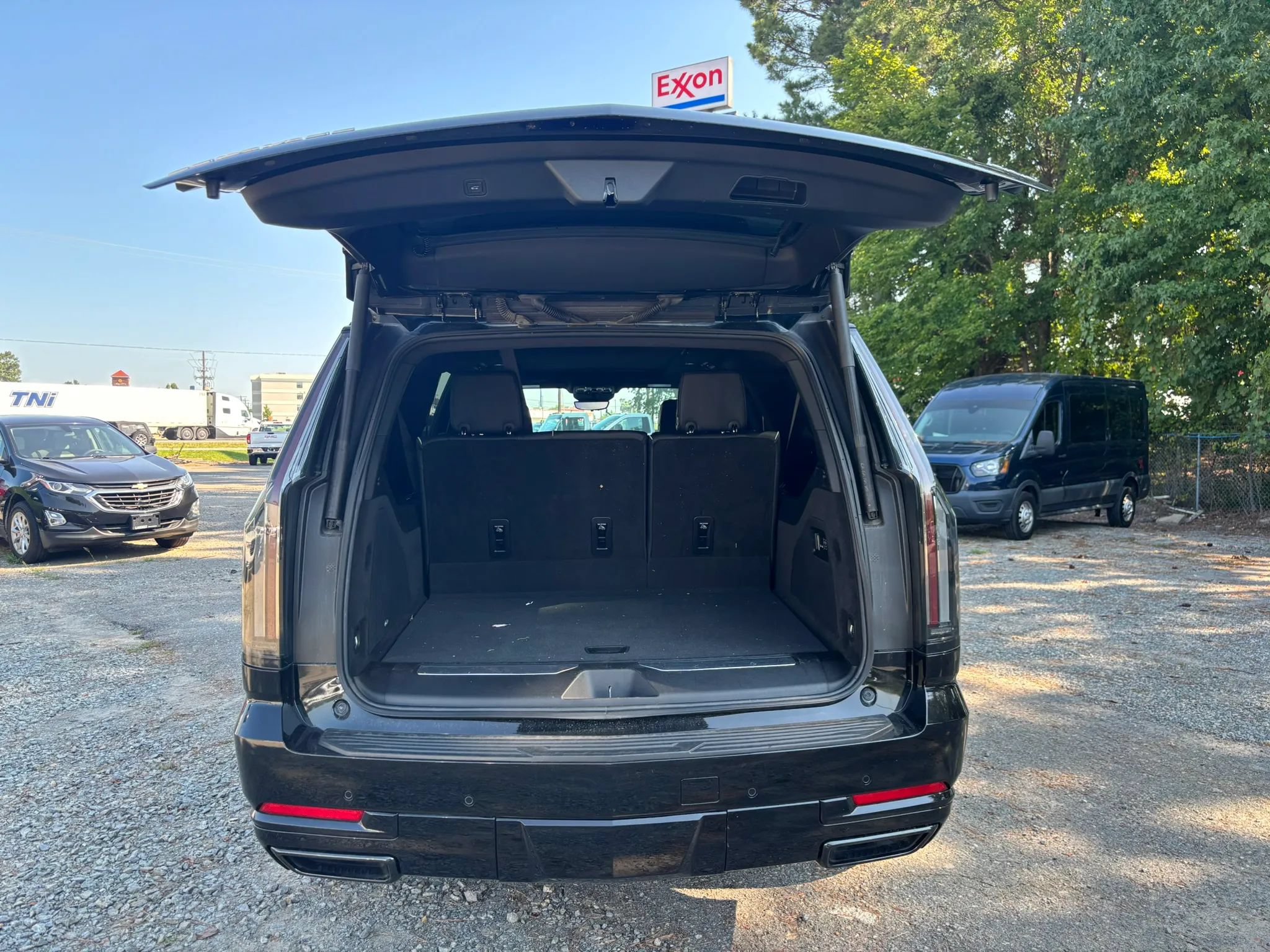 Used 2025 Cadillac Escalade ESV Sport AWD/4WD image 16