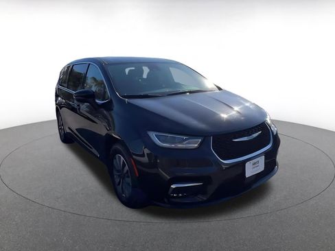 Used 2023 Chrysler Pacifica Touring-L image 3