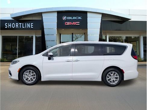 Used 2023 Chrysler Pacifica Touring-L FWD image 6