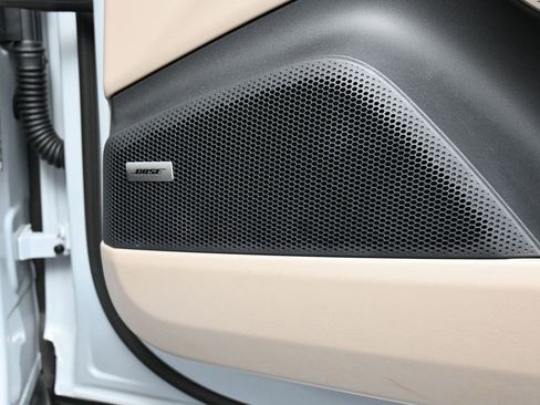 Certified 2025 Porsche Macan 4 Electric image 28