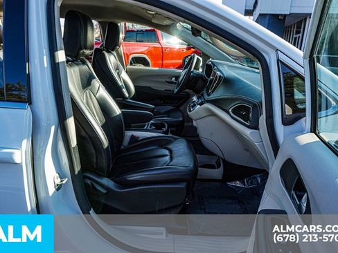 Used 2023 Chrysler Pacifica Touring-L image 26