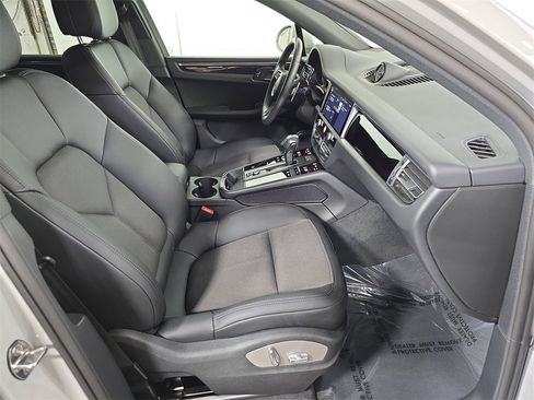 Used 2025 Porsche Macan image 27