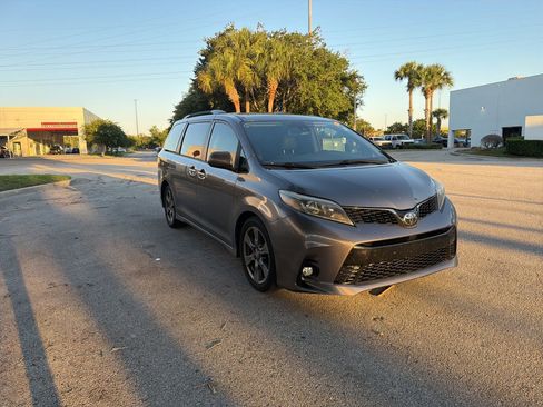 Used 2018 Toyota Sienna SE FWD image 7