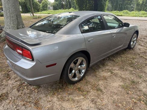 Used 2013 Dodge Charger SE RWD image 4