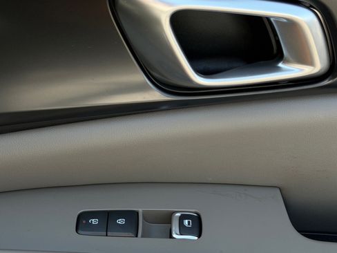 Used 2025 Kia Carnival FWD image 9