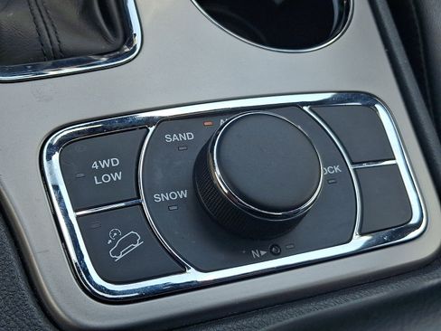 Used 2021 Jeep Grand Cherokee Limited AWD/4WD image 23