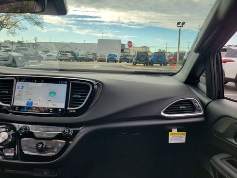 New 2026 Chrysler Voyager LX image 9