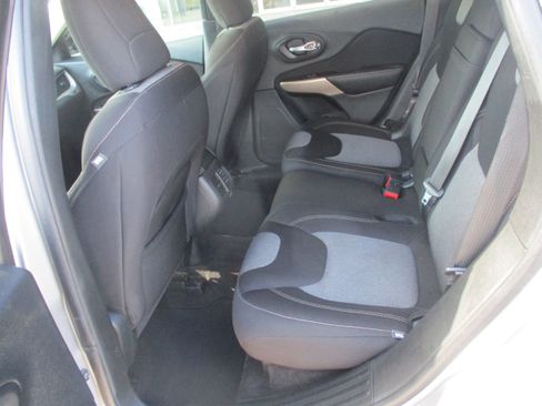 Used 2017 Jeep Cherokee Sport FWD image 5