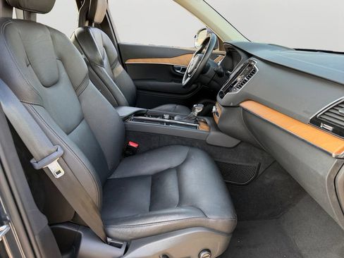 Used 2021 Volvo XC90 T6 Momentum AWD/4WD image 8