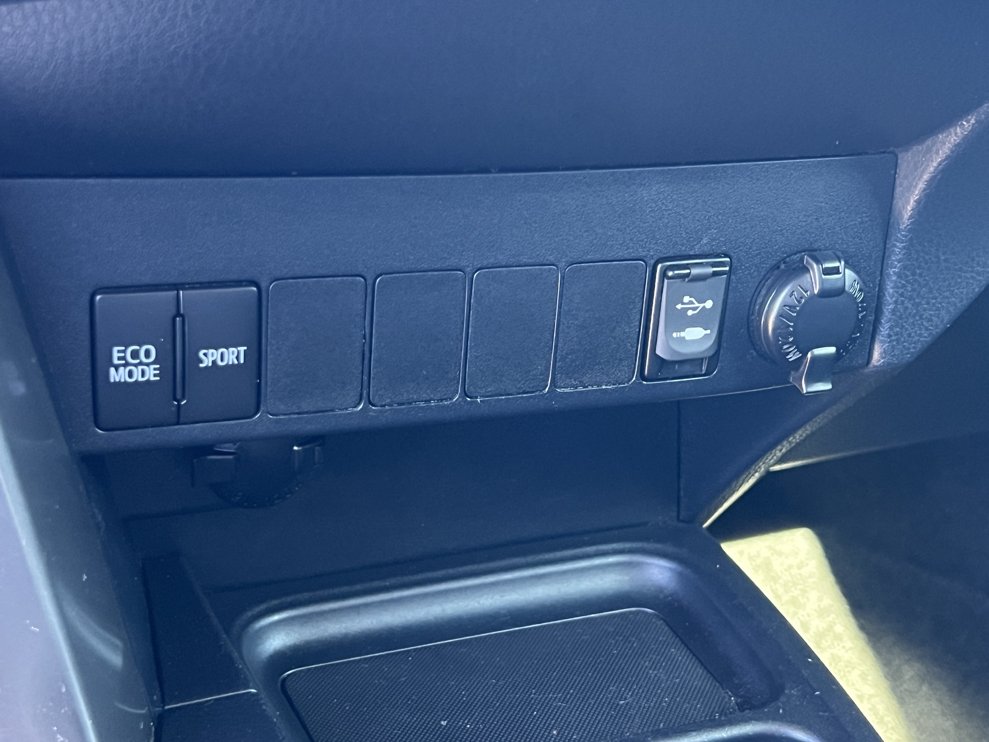 Used 2018 Toyota RAV4 XLE w/ Plus Extra Value Package FWD image 27