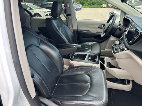 Used 2022 Chrysler Pacifica Touring-L FWD image 14