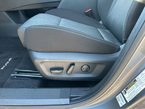 Certified 2025 Nissan Rogue SV image 18