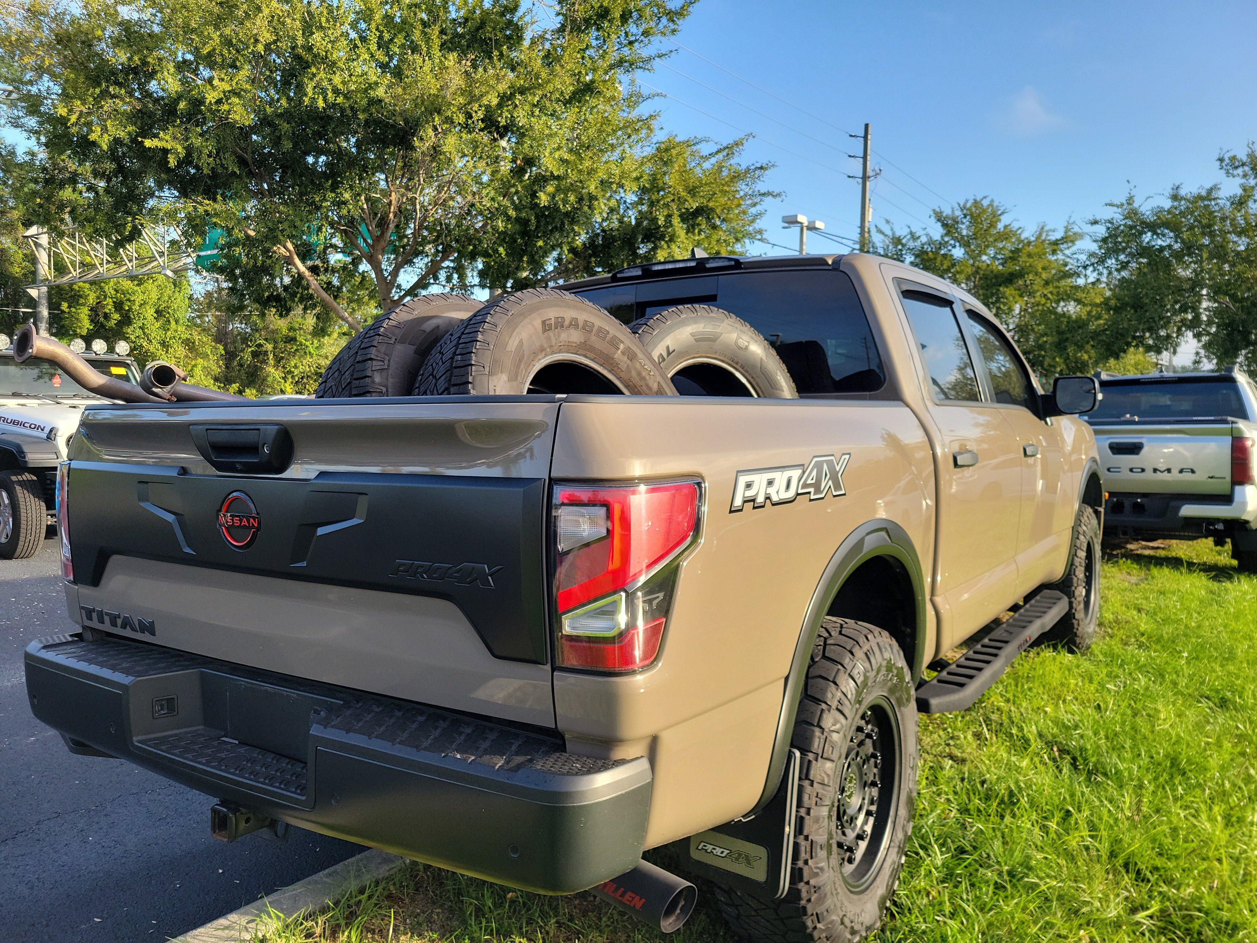 Used 2024 Nissan Titan PRO-4X w/ Pro-4x Convenience Package AWD/4WD image 8