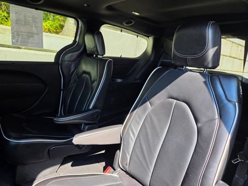 Used 2025 Chrysler Pacifica Limited FWD image 4
