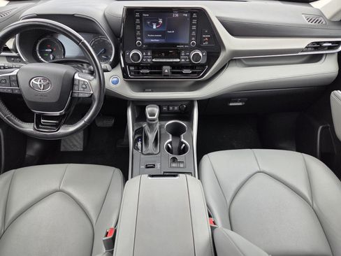 Used 2021 Toyota Highlander XLE AWD/4WD image 9
