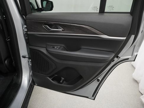 New 2025 Jeep Grand Cherokee Limited w/ Black Appearance Package image 32