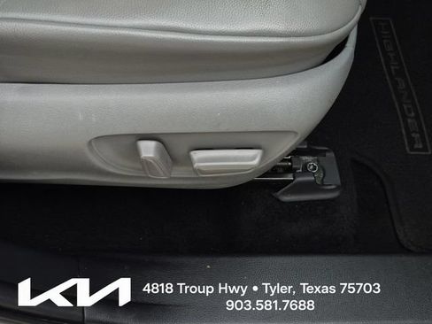 Used 2022 Toyota Highlander XLE FWD image 14