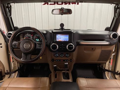 Used 2011 Jeep Wrangler Unlimited Rubicon w/ Connectivity Group AWD/4WD image 34
