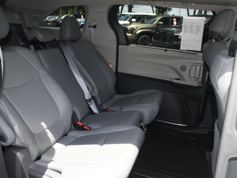 Used 2021 Toyota Sienna XLE w/ XLE Plus Package FWD image 18