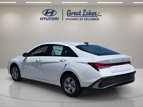 New 2026 Hyundai Elantra SE FWD image 3