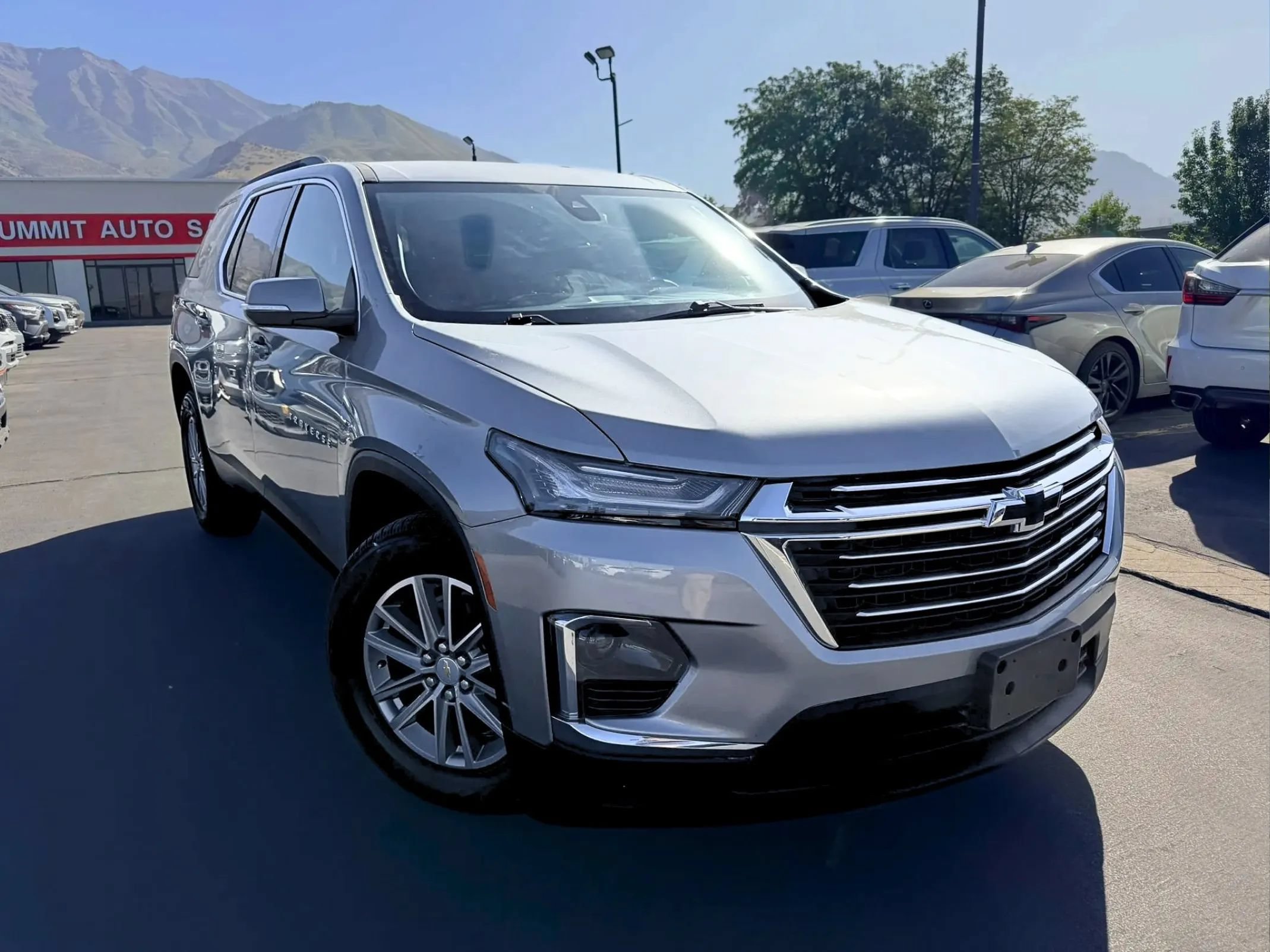 Used 2023 Chevrolet Traverse LT FWD image 2