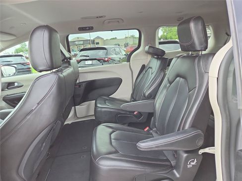 Used 2023 Chrysler Pacifica Touring-L FWD image 22