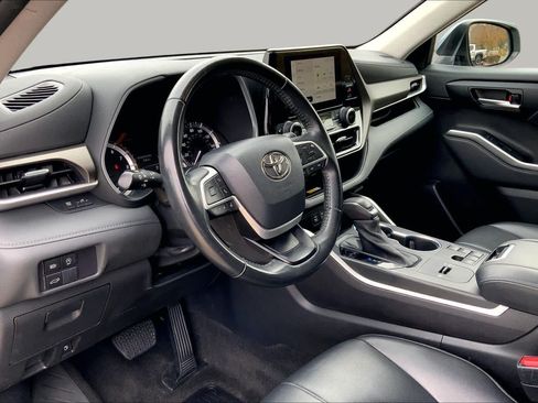 Used 2023 Toyota Highlander XLE FWD image 18