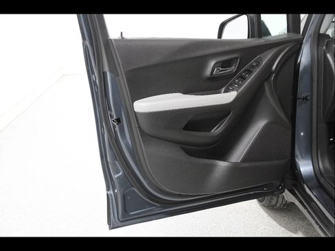 Certified 2022 Chevrolet Trax LT w/ LT Convenience Package image 4