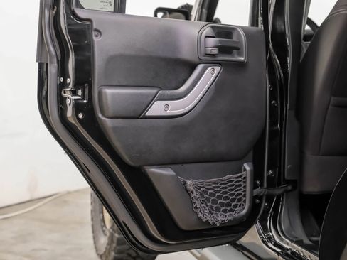 Used 2014 Jeep Wrangler Unlimited Sahara image 36