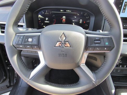 New 2025 Mitsubishi Outlander SE image 21