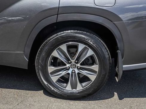 Used 2022 Toyota Highlander XLE AWD/4WD image 14