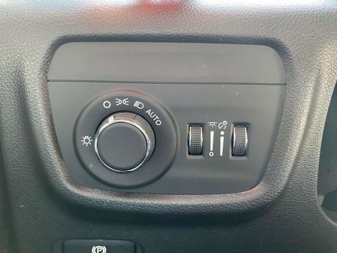 Used 2023 Jeep Grand Cherokee Laredo AWD/4WD image 22