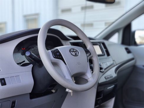 Used 2013 Toyota Sienna LE image 18