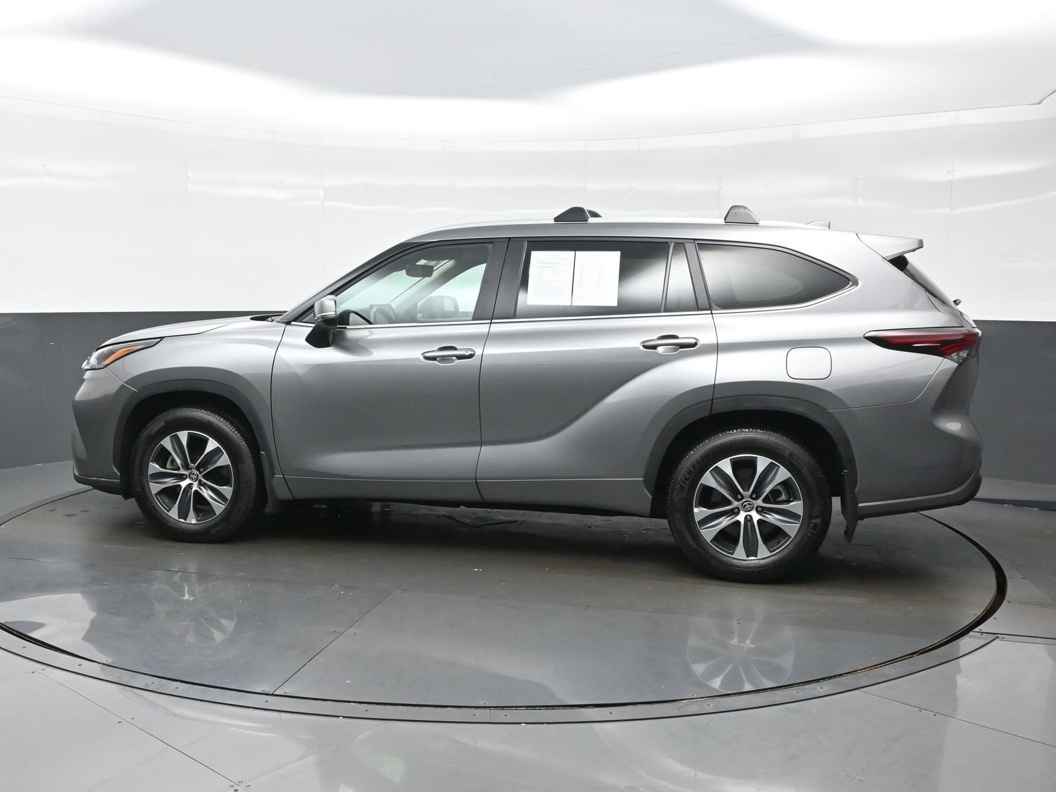 Used 2025 Toyota Highlander XLE AWD/4WD image 3