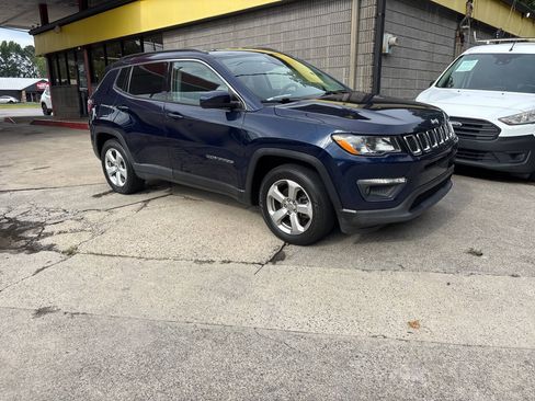 Used 2017 Jeep Compass Latitude w/ Popular Equipment Group FWD image 4