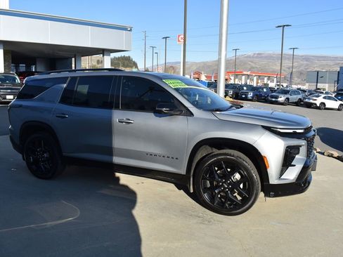 Used 2024 Chevrolet Traverse RS image 9