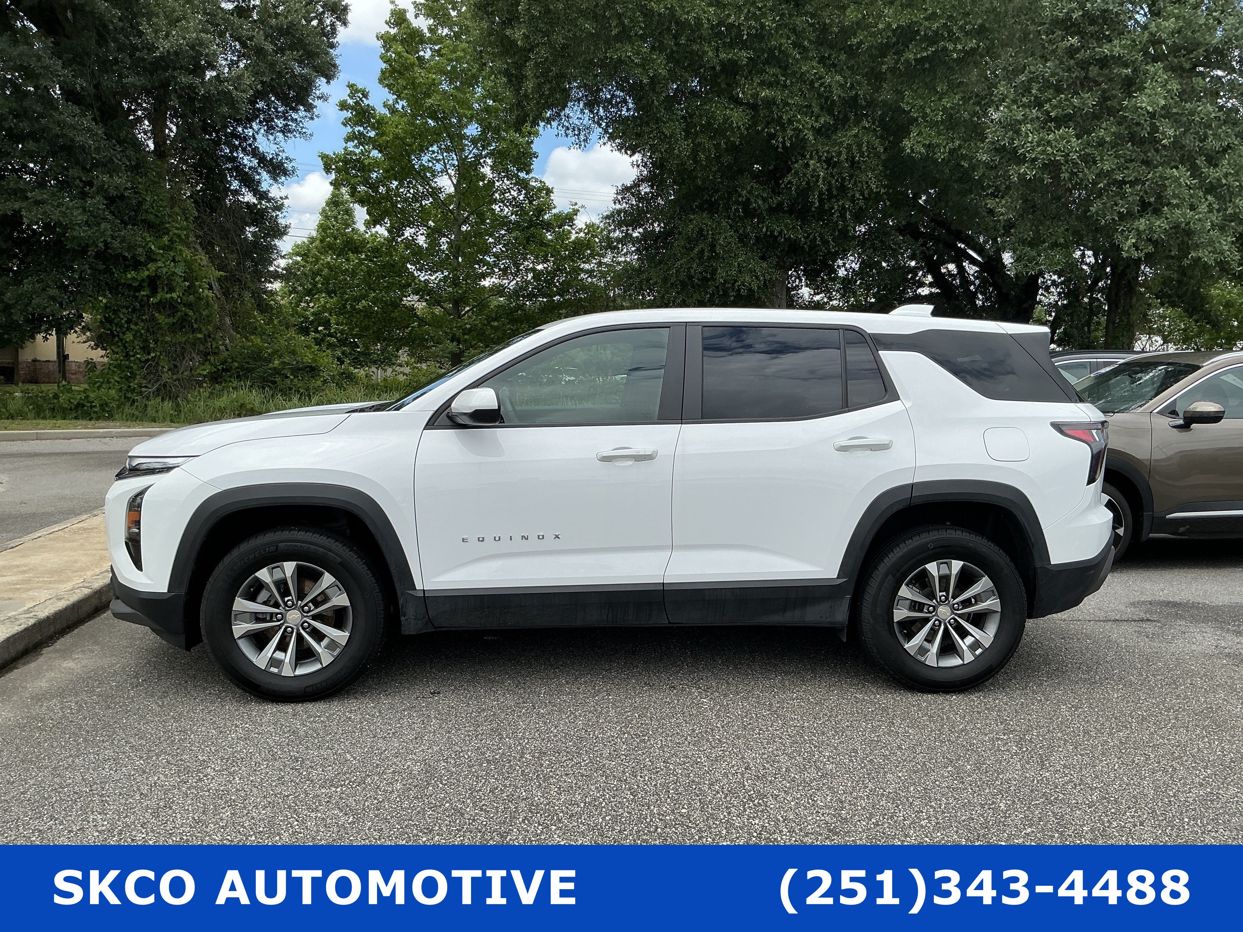 Used 2025 Chevrolet Equinox LT AWD/4WD image 2