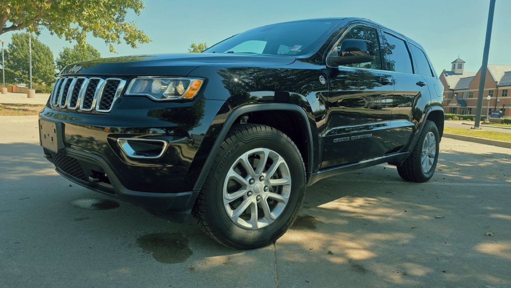 Used 2021 Jeep Grand Cherokee Laredo AWD/4WD image 4
