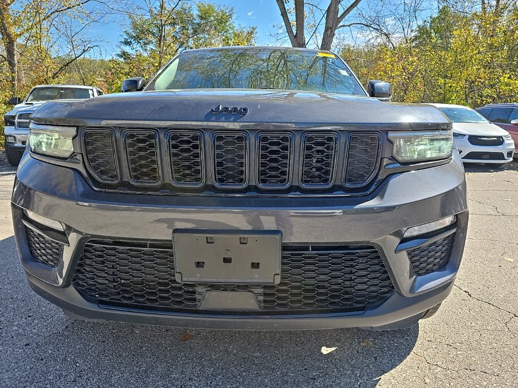 Used 2024 Jeep Grand Cherokee Limited w/ Black Appearance Package AWD/4WD image 13